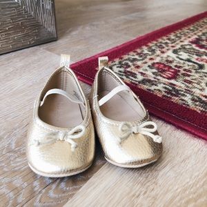 6-12 months 🌿 baby girl’s gold holiday flats